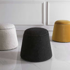 Pouf en fausse peau de mouton avec détails cloutés