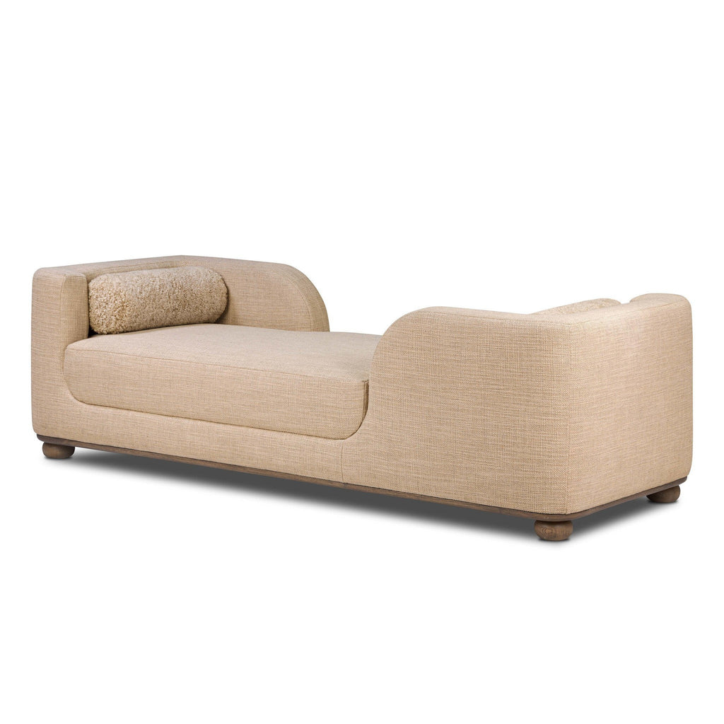 Chaise longue en chêne massif, forme pilule, coussin en peau de mouton beige, pieds ronds.